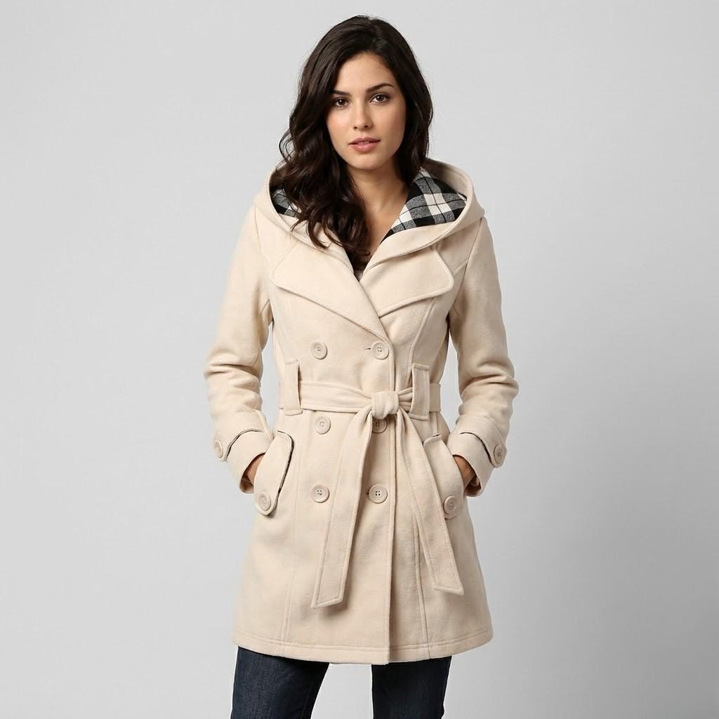 Cappotto strutturato in misto lana con cappuccio e taglio aderente