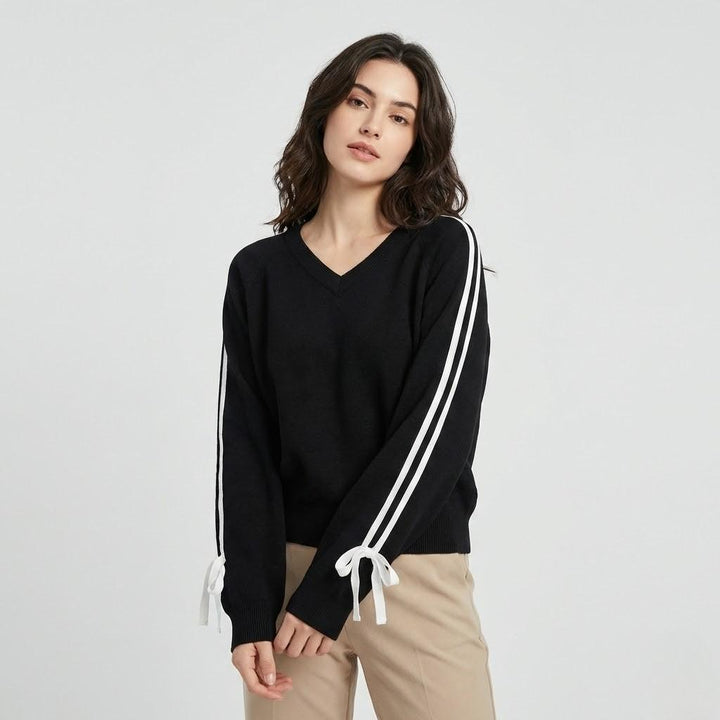 Maglione morbido a maglia con taglio loose, scollo a V e dettaglio a contrasto