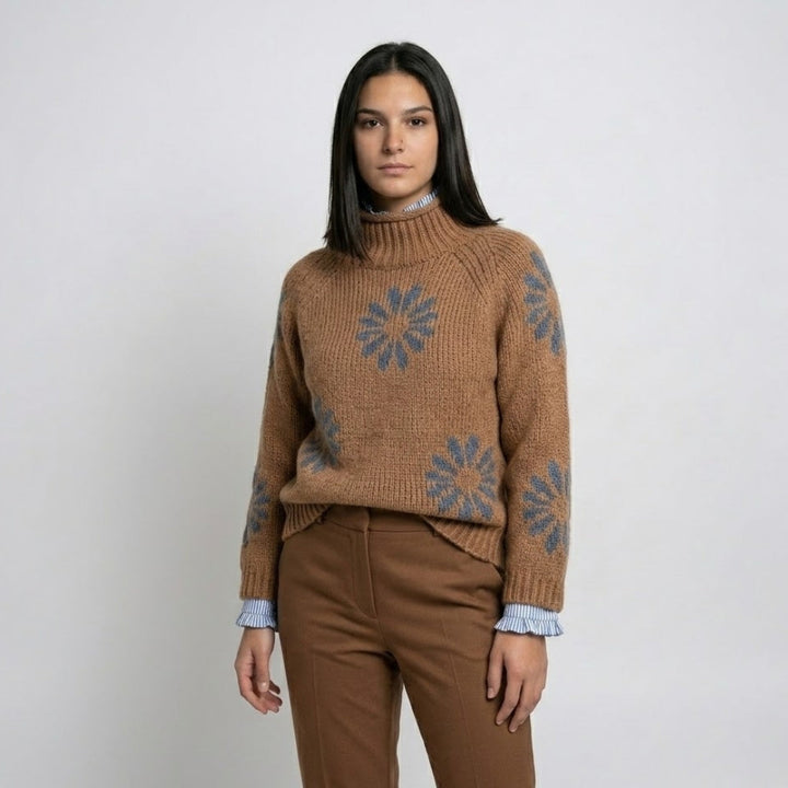 Maglione lavorato a maglia in misto acrilico e lana con collo alto e motivo decorativo