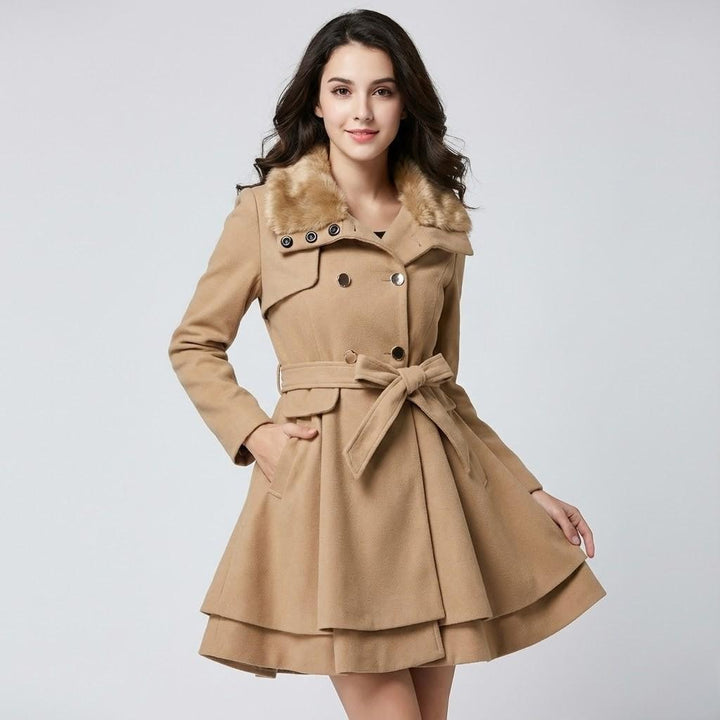 Cappotto invernale elegante con taglio aderente e colletto morbido