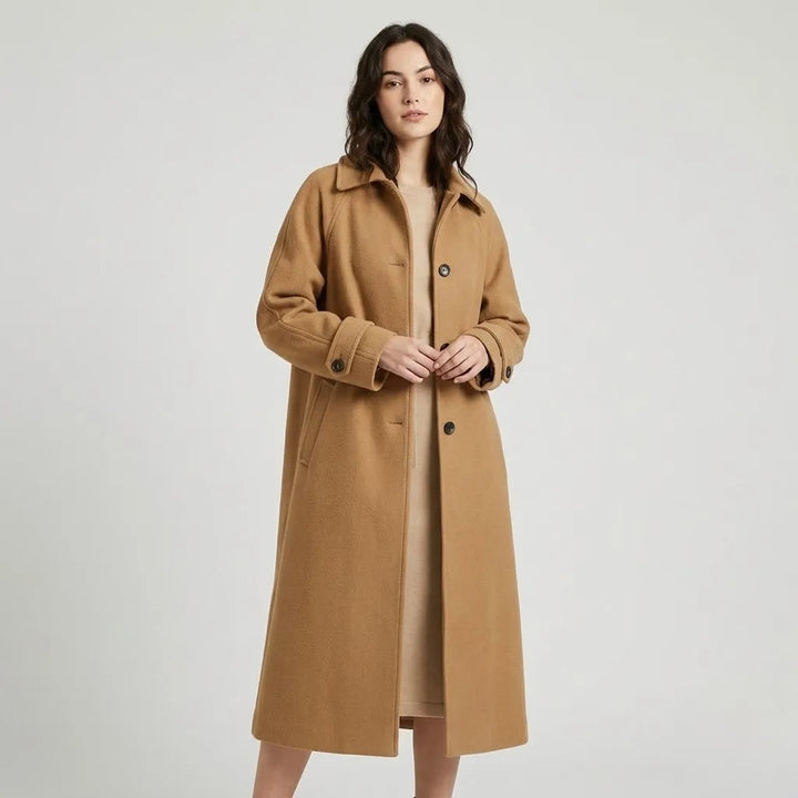 Cappotto lungo strutturato in misto lana con taglio dritto in stile senza tempo