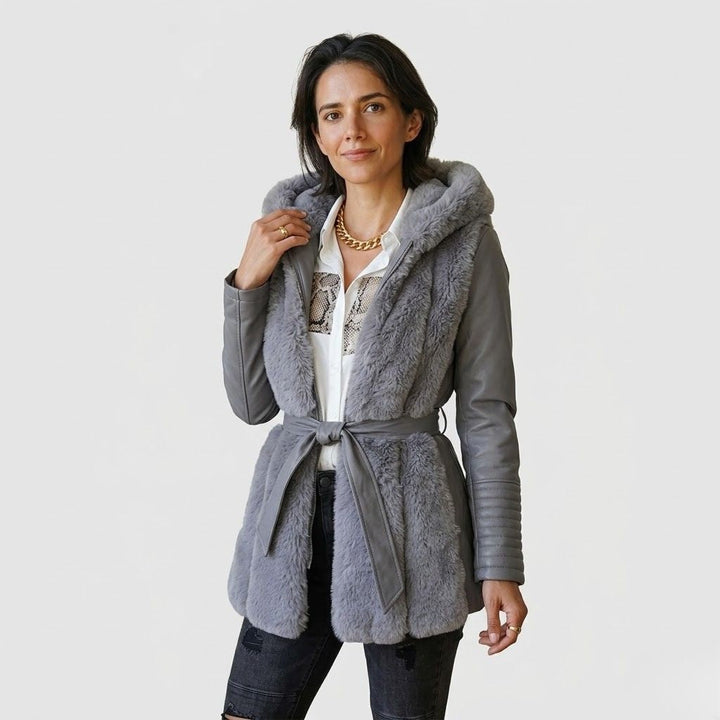 Giacca strutturata con ampio colletto e design regolabile
