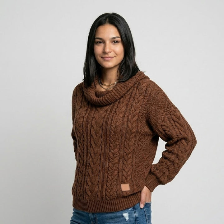 Maglione strutturato in misto acrilico e poliestere con ampio colletto e motivo a trecce