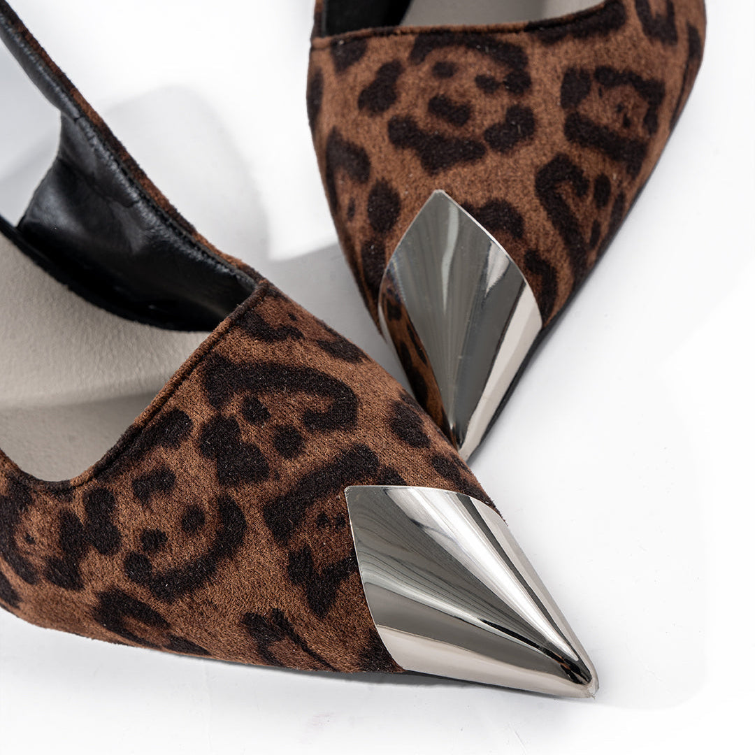 Décolleté lucide con punta affilata e motivo leopardato
