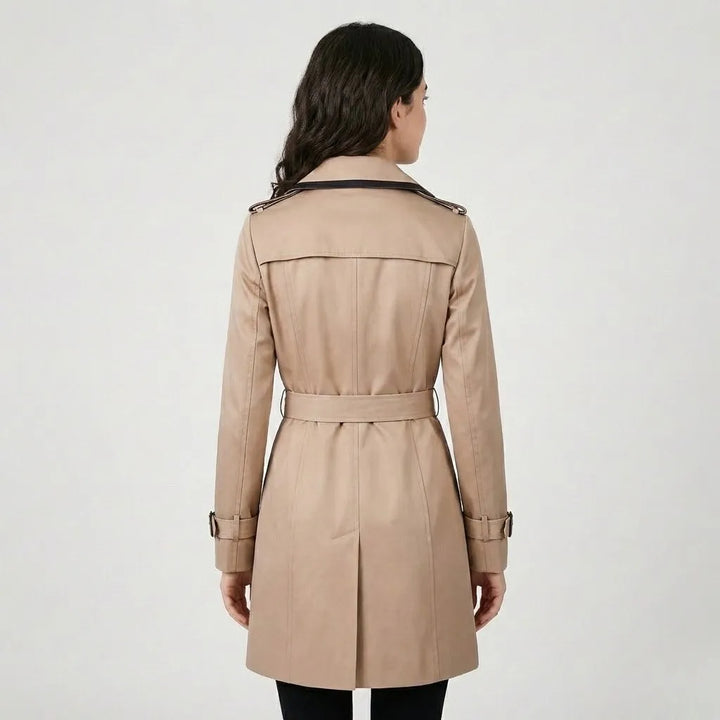 Cappotto strutturato in cotone con vestibilità aderente