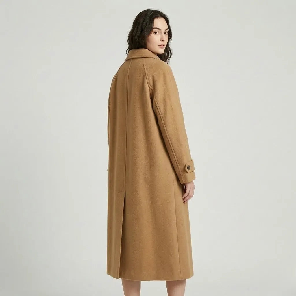 Cappotto lungo strutturato in misto lana con taglio dritto in stile senza tempo