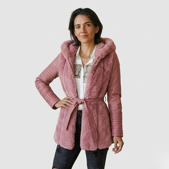 Giacca strutturata con ampio colletto e design regolabile