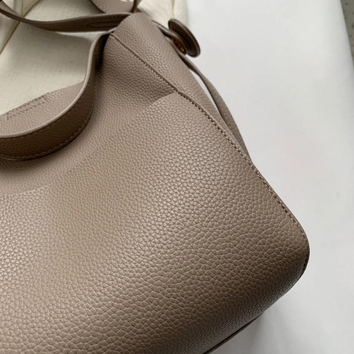Grande borsa morbida con finitura granulosa