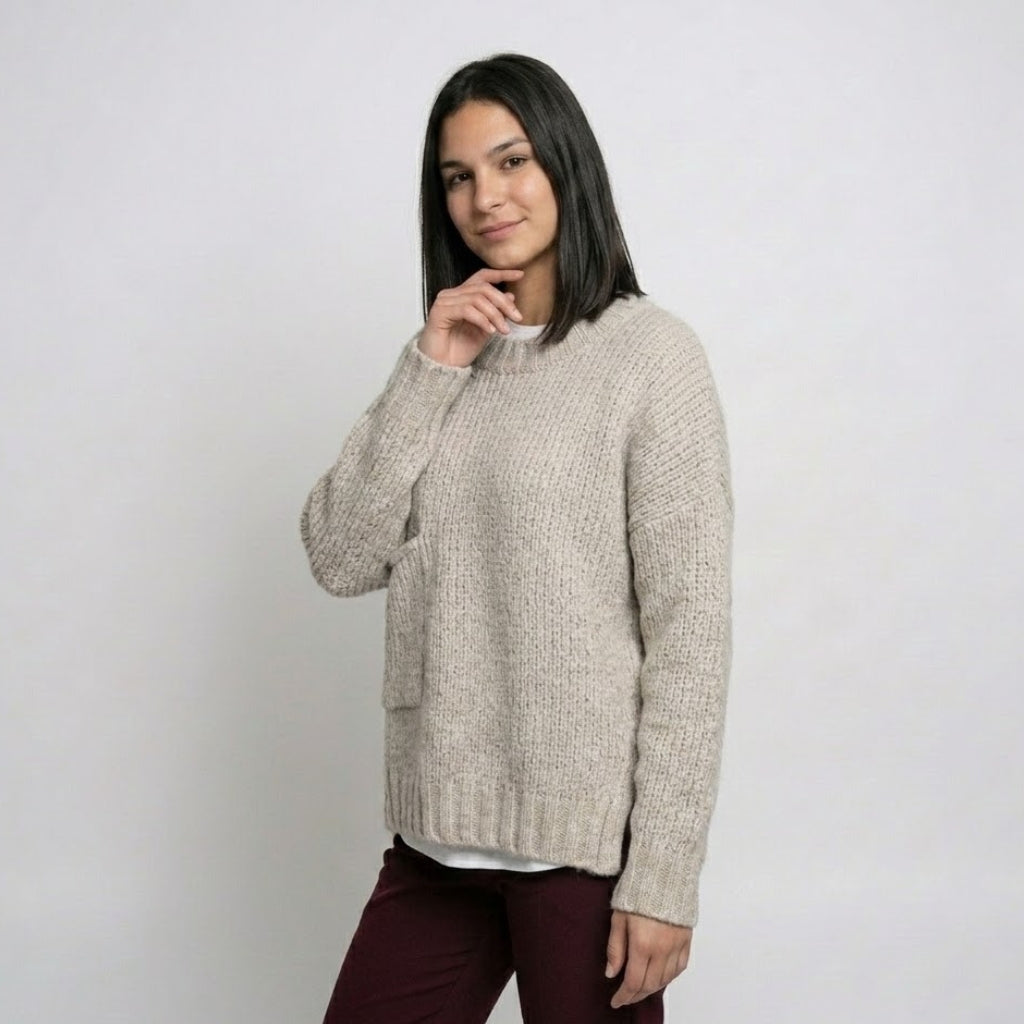 Maglione in misto acrilico e poliestere con taglio morbido e tasca frontale