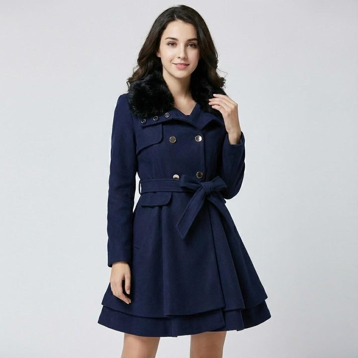 Cappotto invernale elegante con taglio aderente e colletto morbido