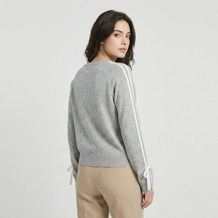 Maglione morbido a maglia con taglio loose, scollo a V e dettaglio a contrasto