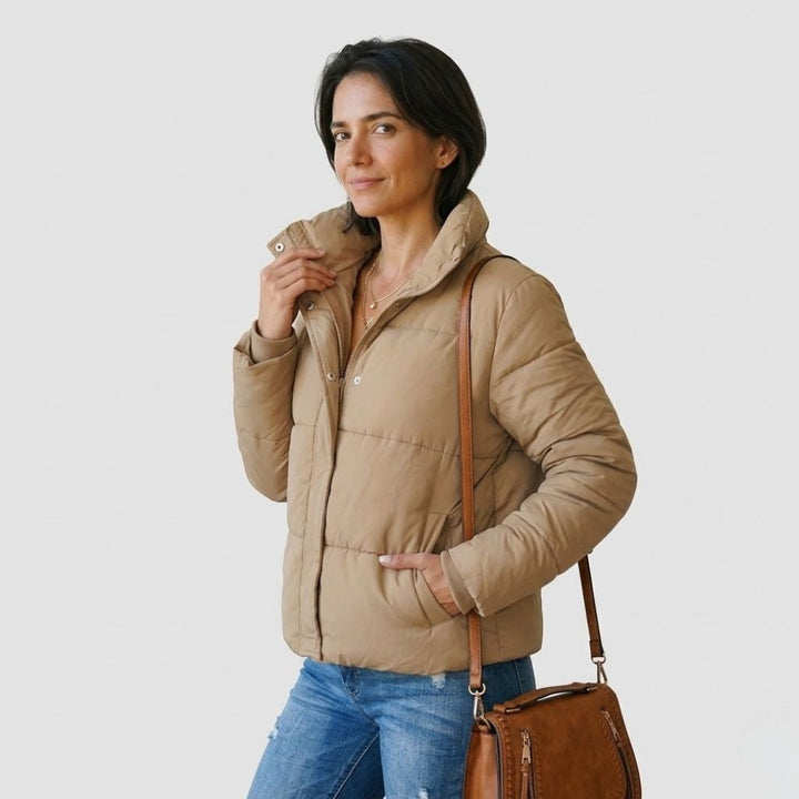 Giacca corta trapuntata in poliestere con cappuccio e tasche pratiche