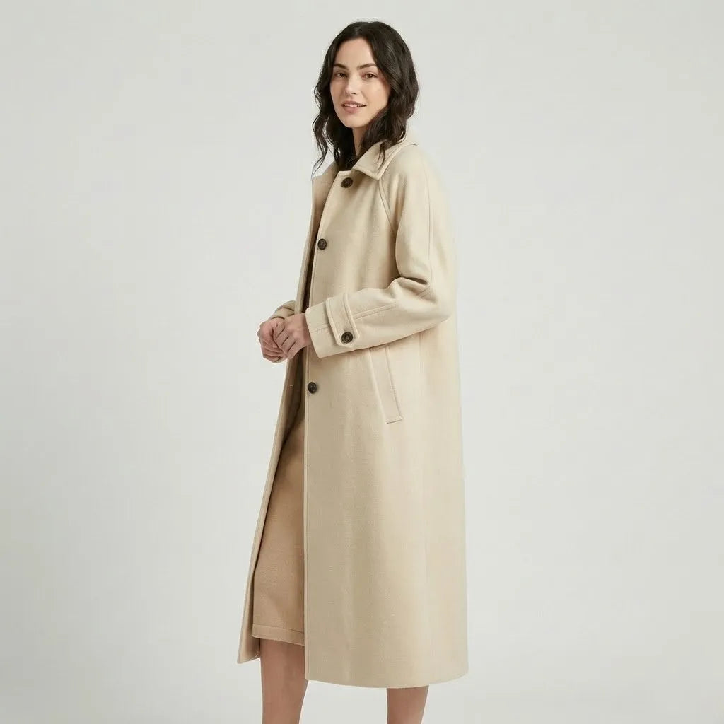Cappotto lungo strutturato in misto lana con taglio dritto in stile senza tempo
