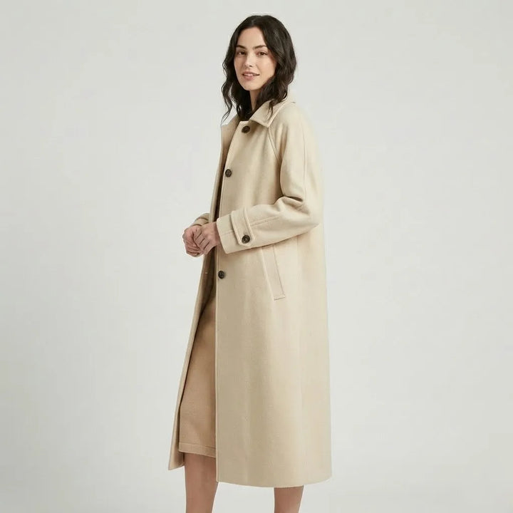 Cappotto lungo strutturato in misto lana con taglio dritto in stile senza tempo