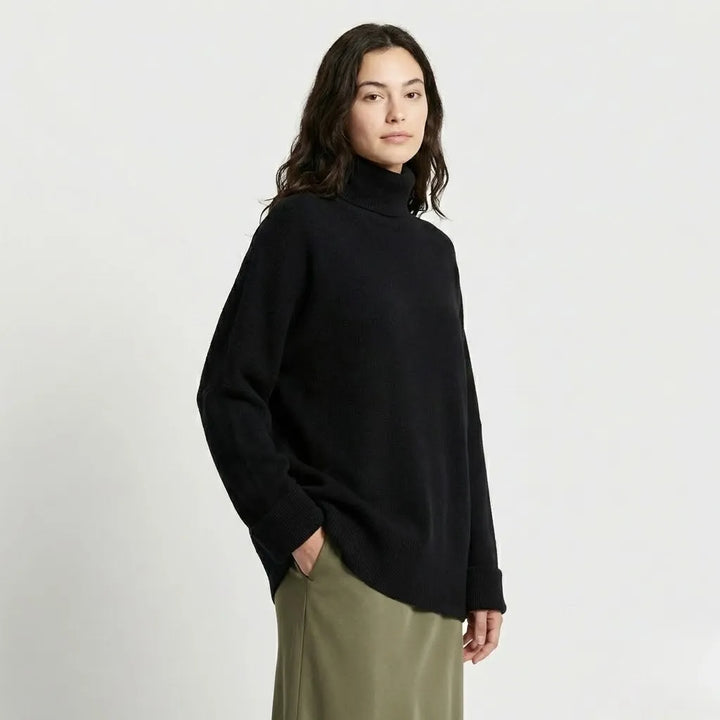 Poncho oversize in maglia con collo alto in morbido tessuto