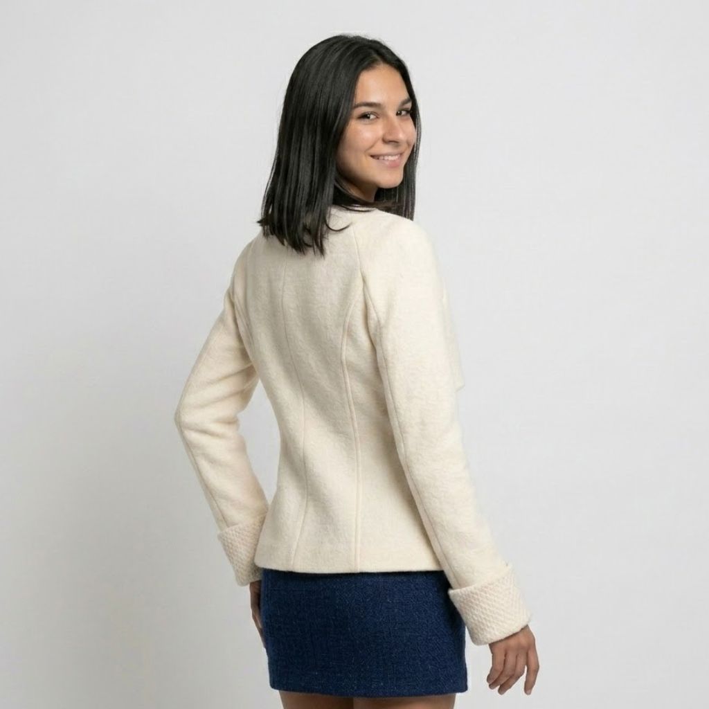 Maglione strutturato in misto poliestere ed elastan con bottoni decorativi