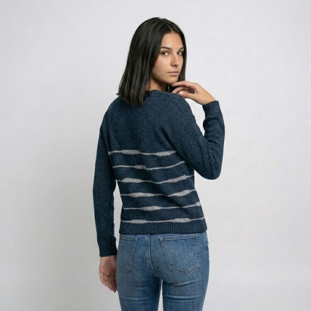 Maglione in misto poliestere ed elastan con vestibilità aderente e scollatura a V