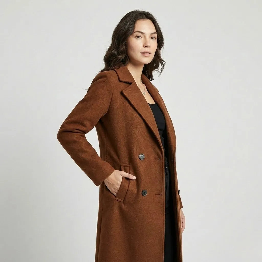 Cappotto doppiopetto in misto lana fine con taglio strutturato