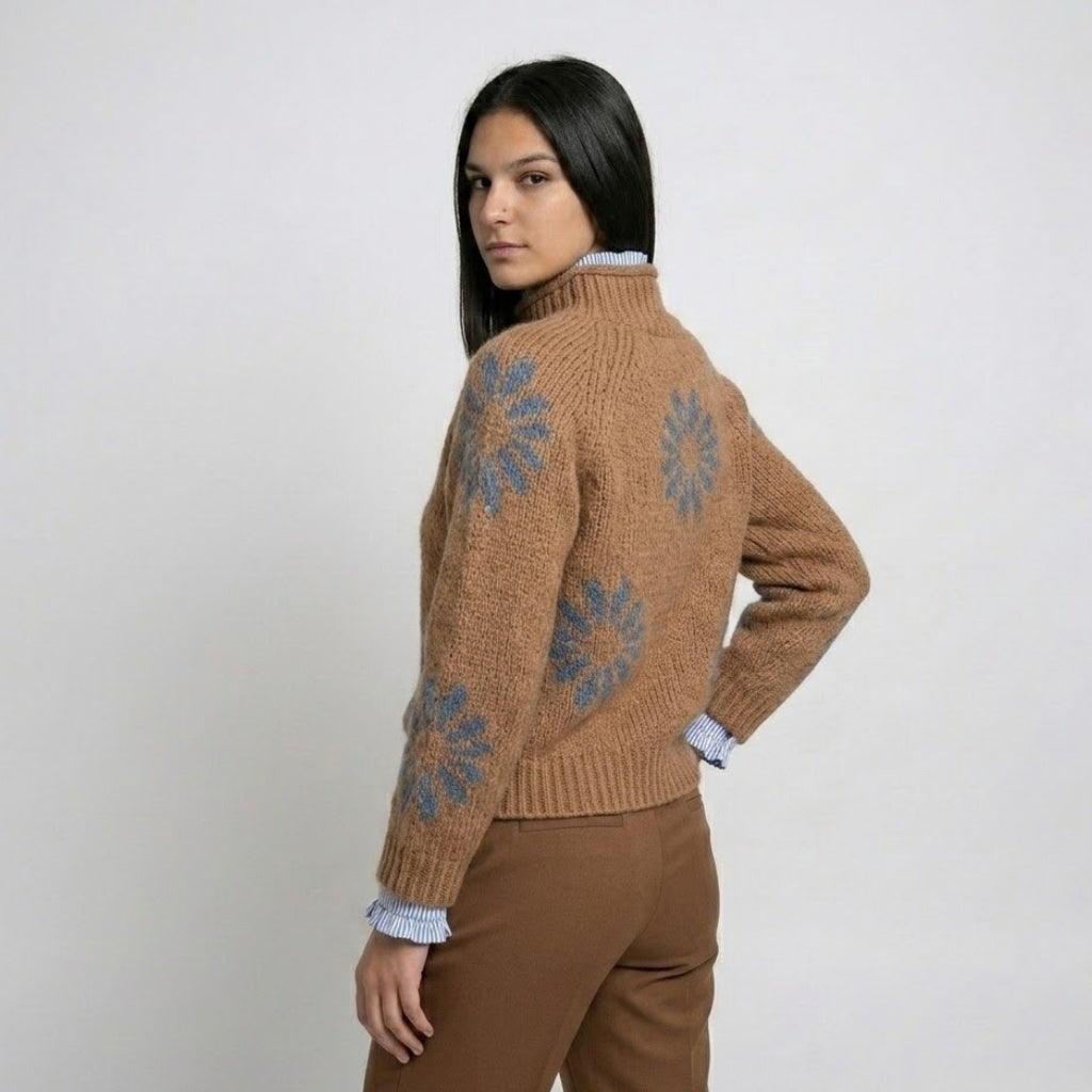 Maglione lavorato a maglia in misto acrilico e lana con collo alto e motivo decorativo