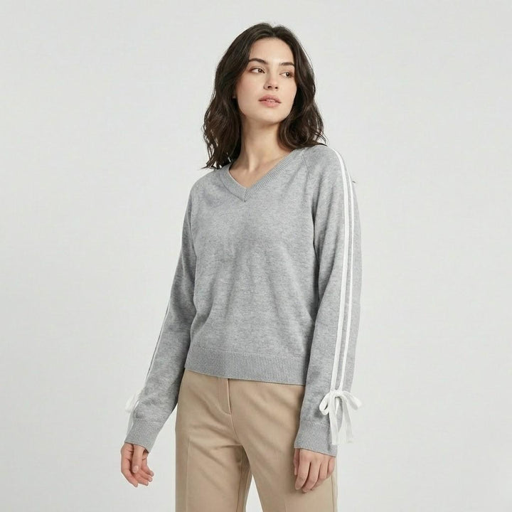 Maglione morbido a maglia con taglio loose, scollo a V e dettaglio a contrasto