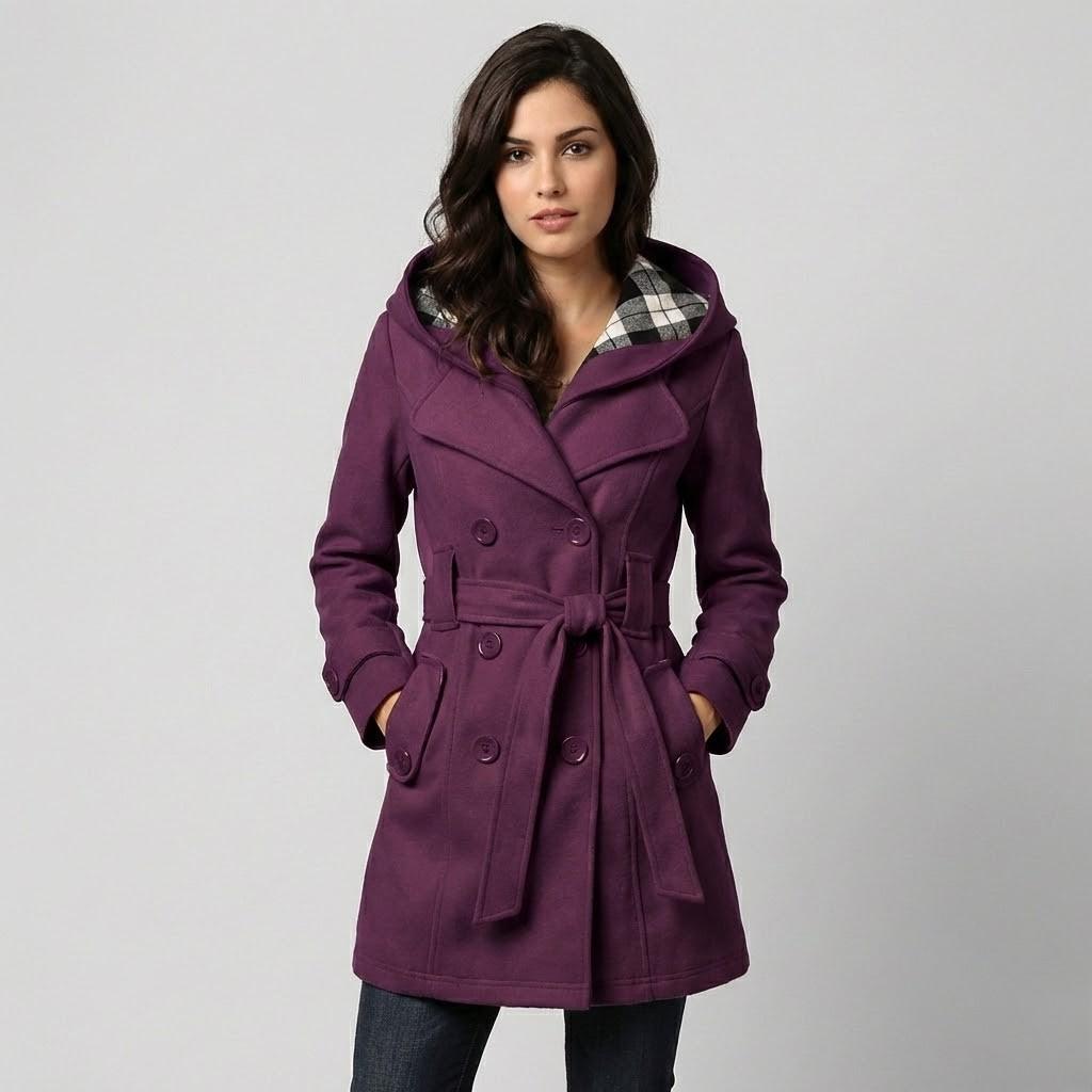 Cappotto strutturato in misto lana con cappuccio e taglio aderente