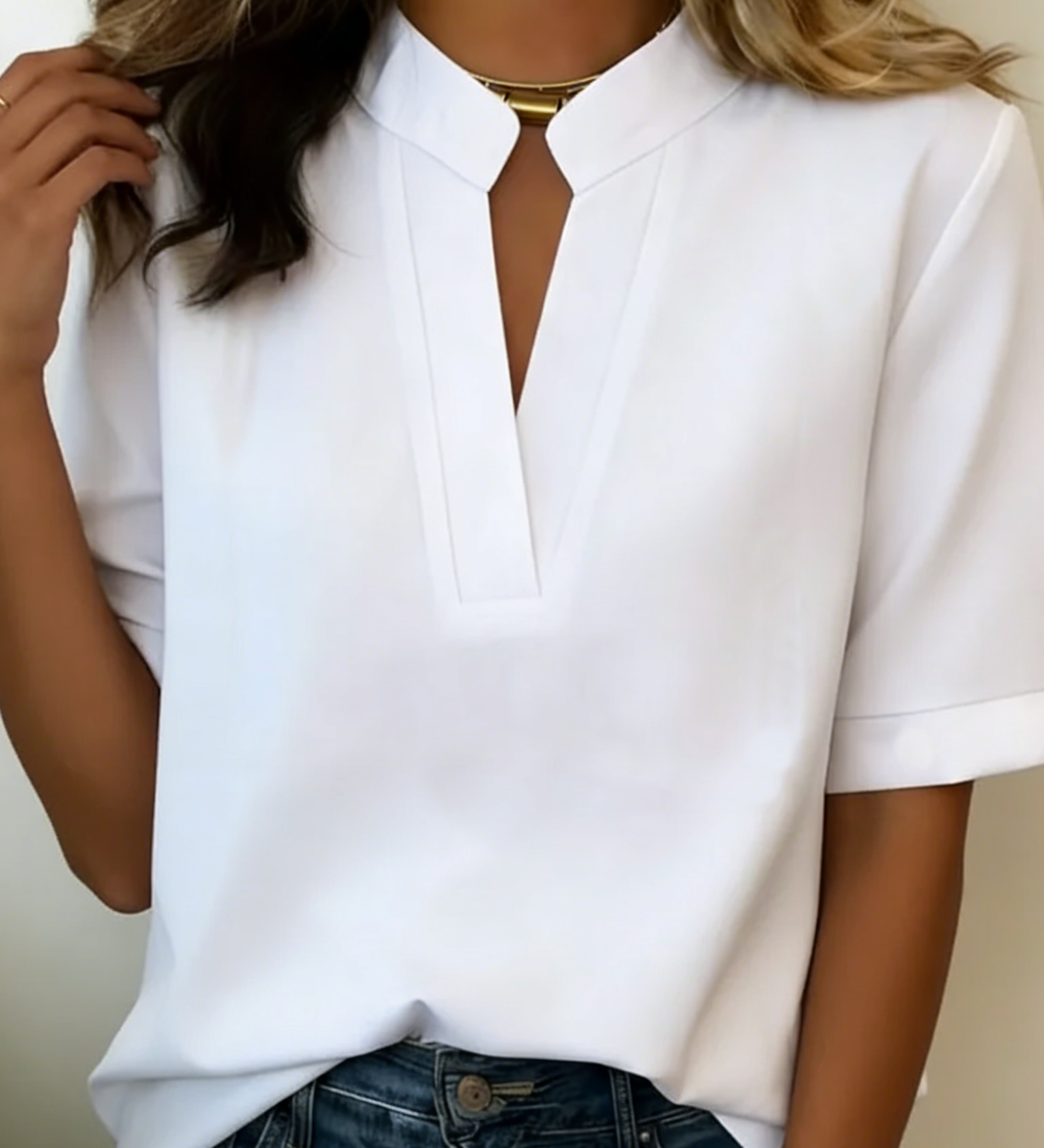 Margaux | Blúzka Chic s V-krkom a Zlatým Detailom