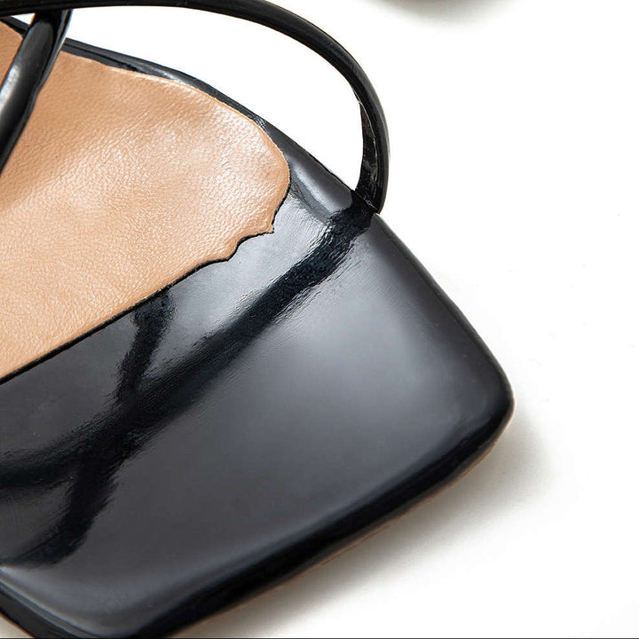 Décolleté con punta quadrata aperta e cinturini incrociati
