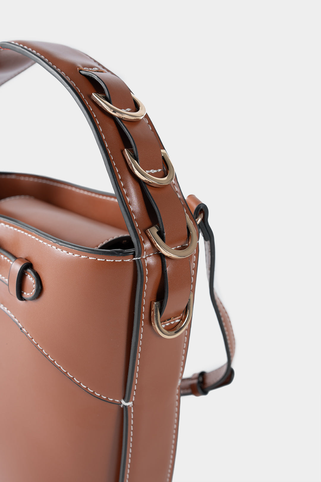 Borsa a spalla in materiale sintetico con aspetto liscio