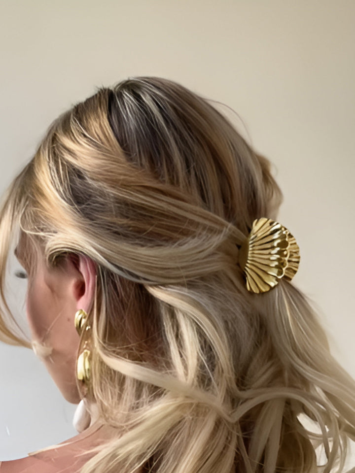 Fermaglio dorato per capelli a forma di conchiglia