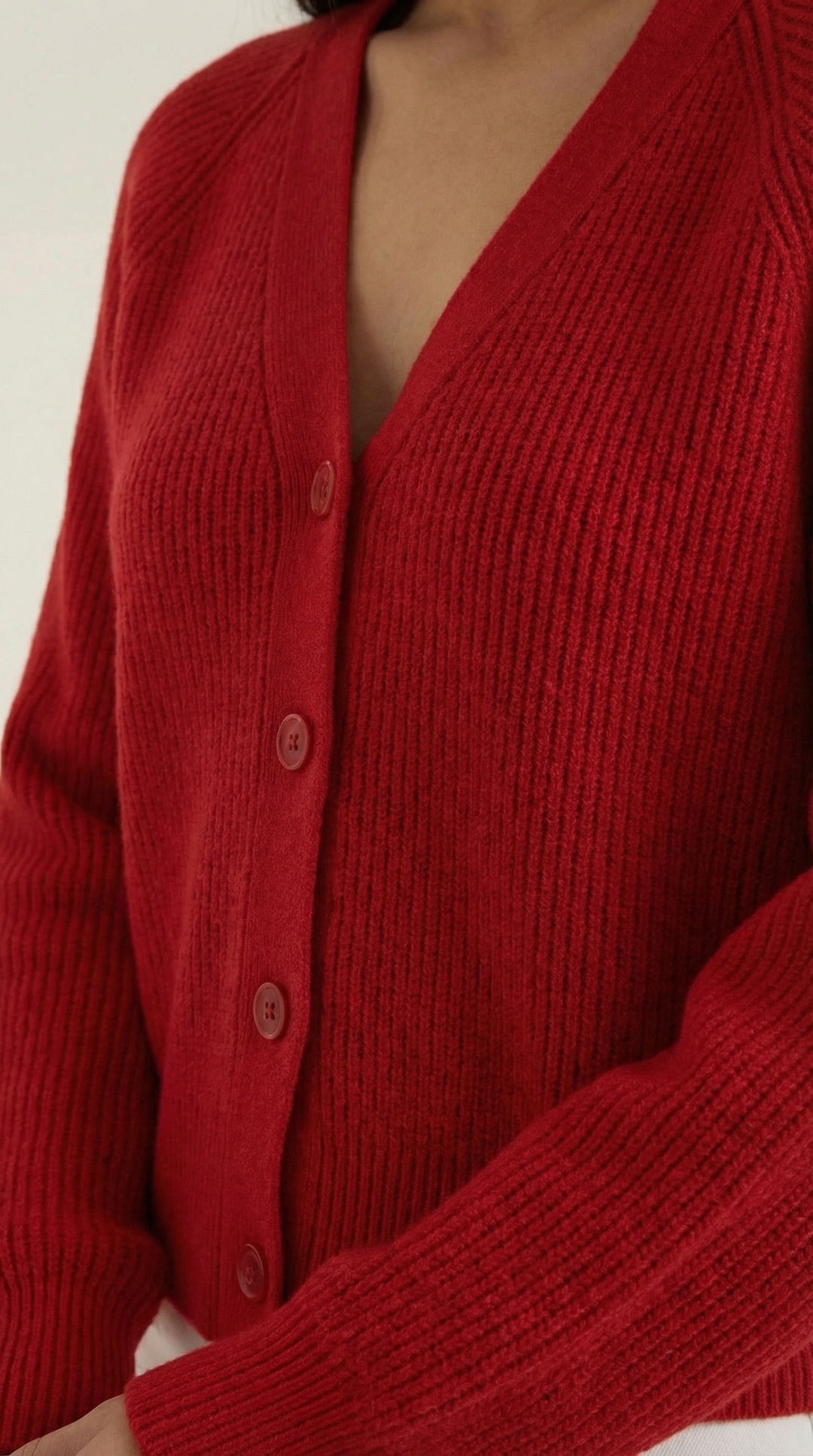 Cardigan lavorato a maglia con scollatura a V e delicati bottoni