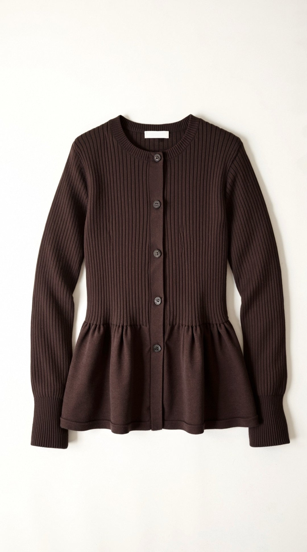 Cardigan lavorato a maglia con delicato volant e chiusura frontale
