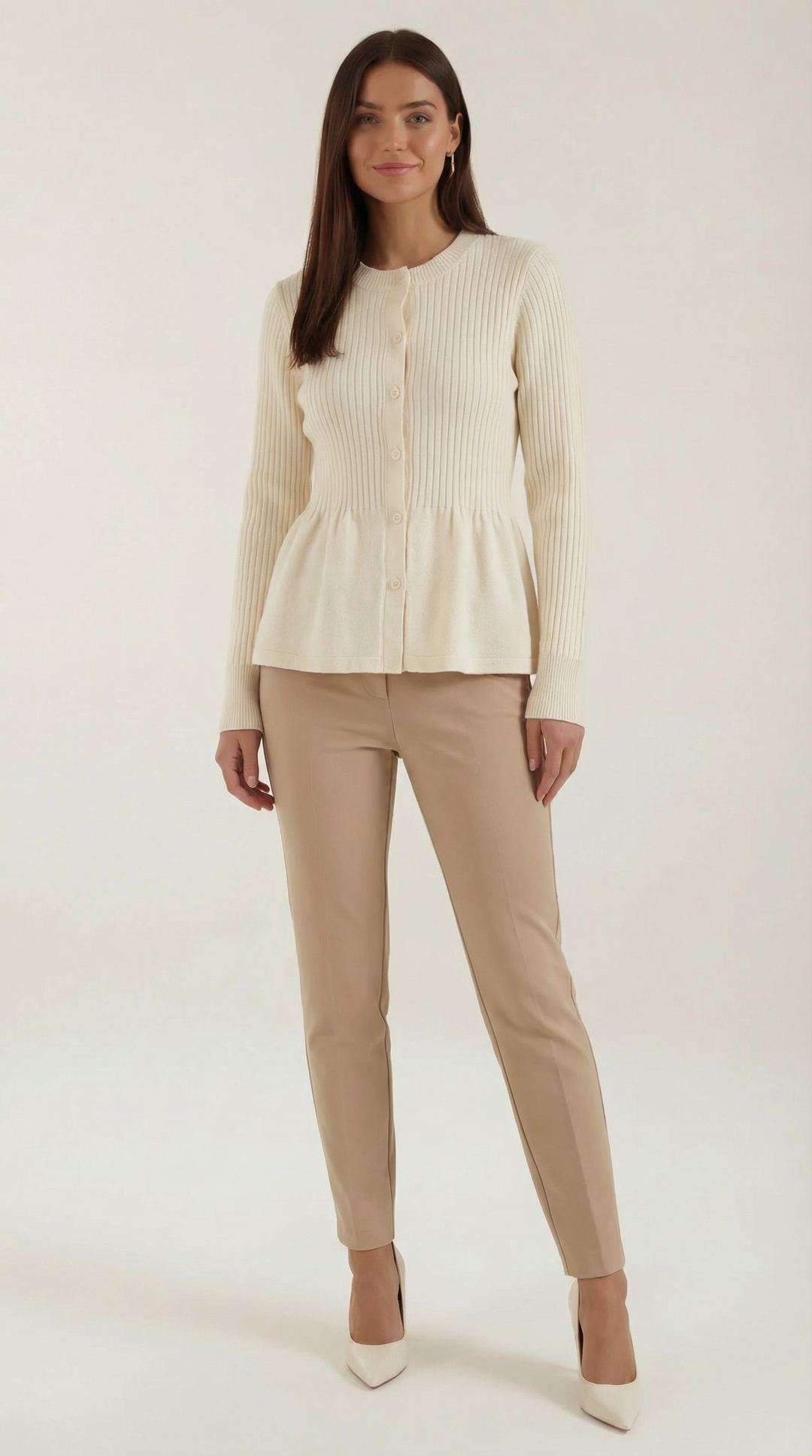 Cardigan lavorato a maglia con delicato volant e chiusura frontale