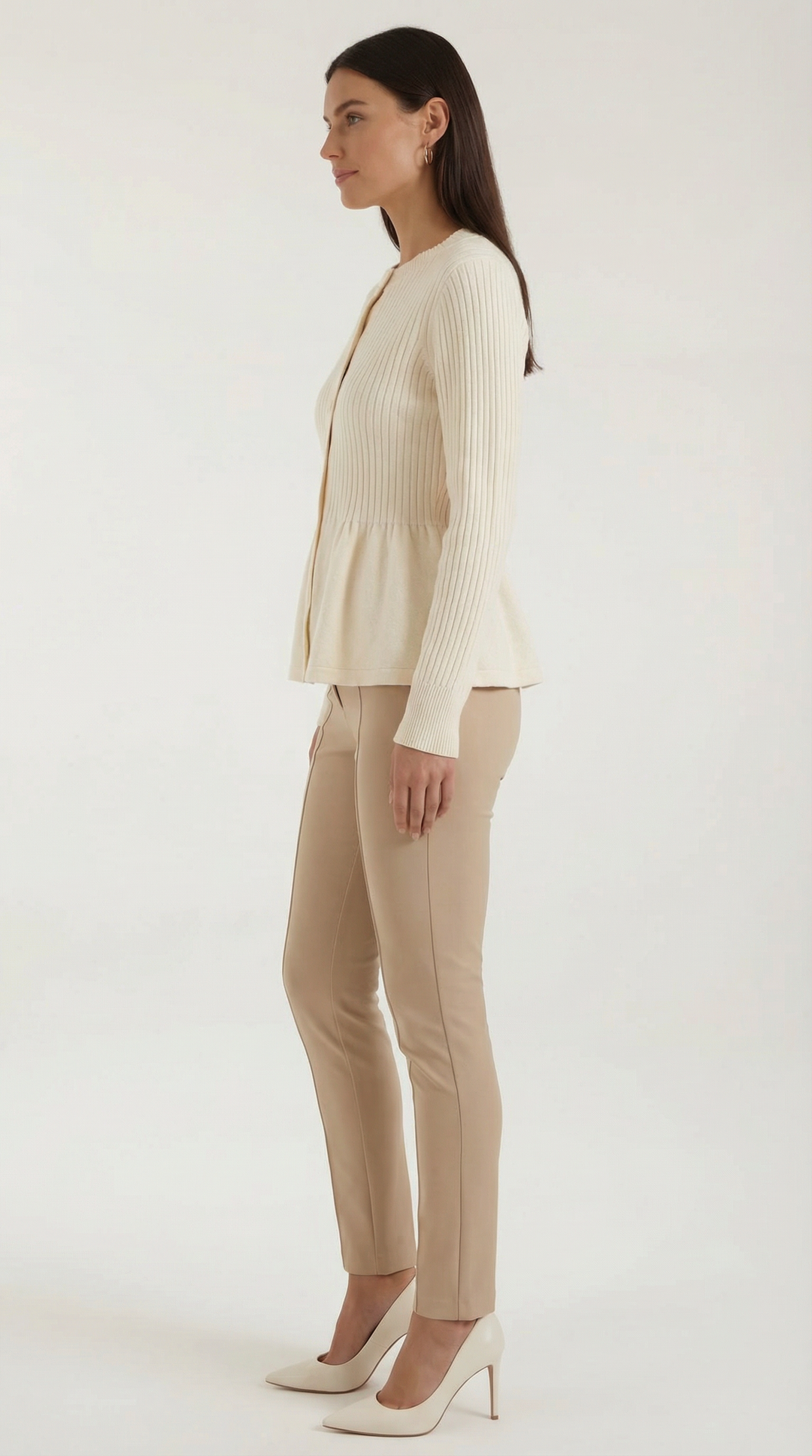 Cardigan lavorato a maglia con delicato volant e chiusura frontale