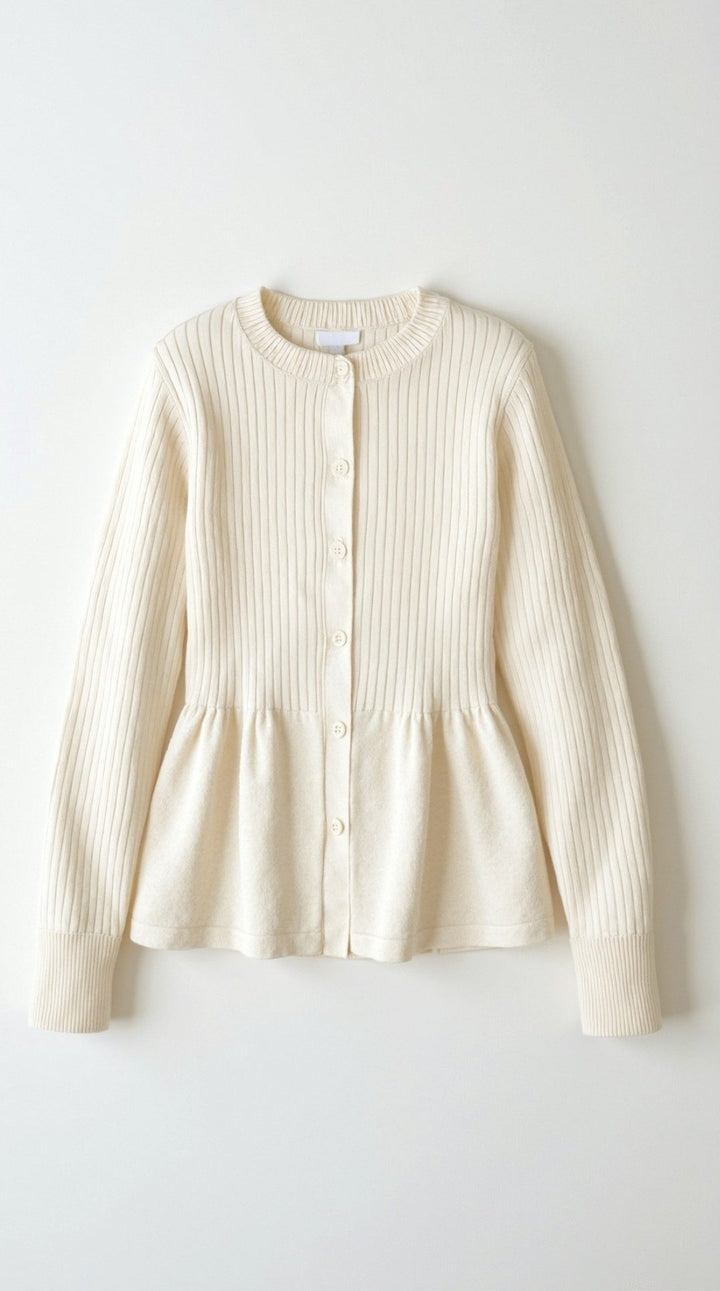 Cardigan lavorato a maglia con delicato volant e chiusura frontale