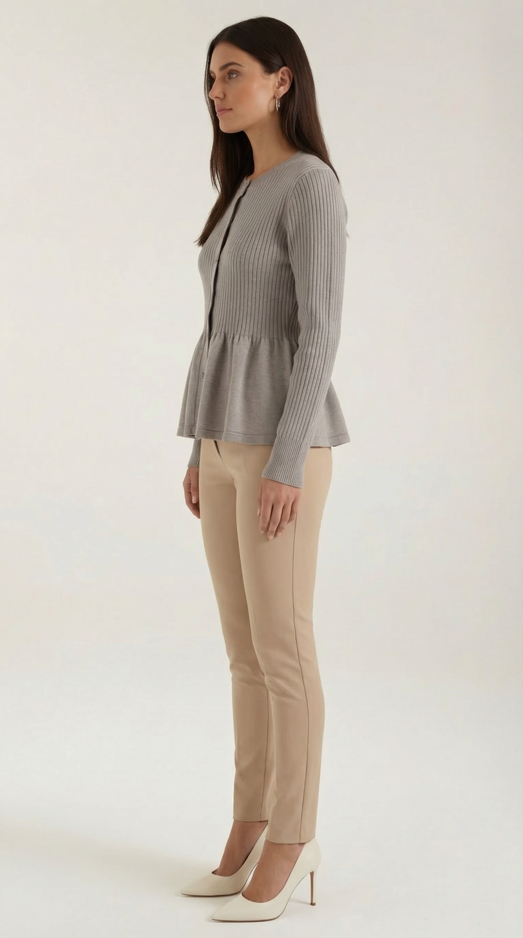 Cardigan lavorato a maglia con delicato volant e chiusura frontale