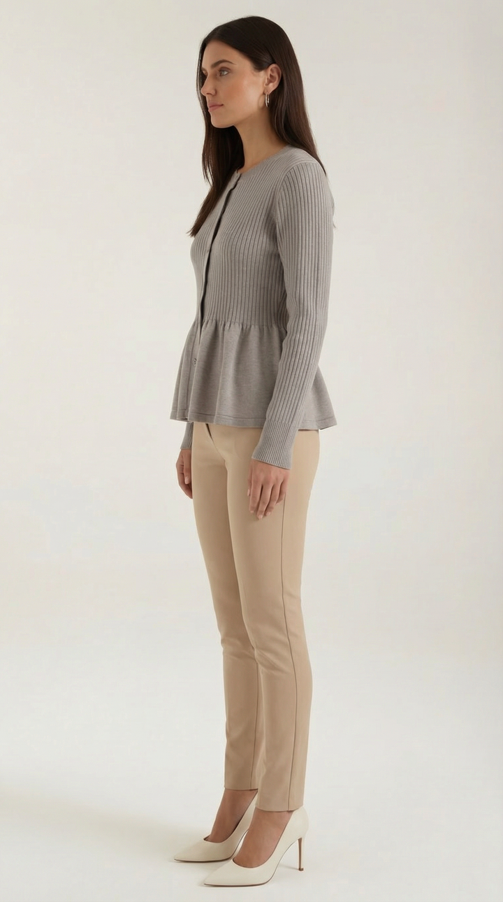 Cardigan lavorato a maglia con delicato volant e chiusura frontale