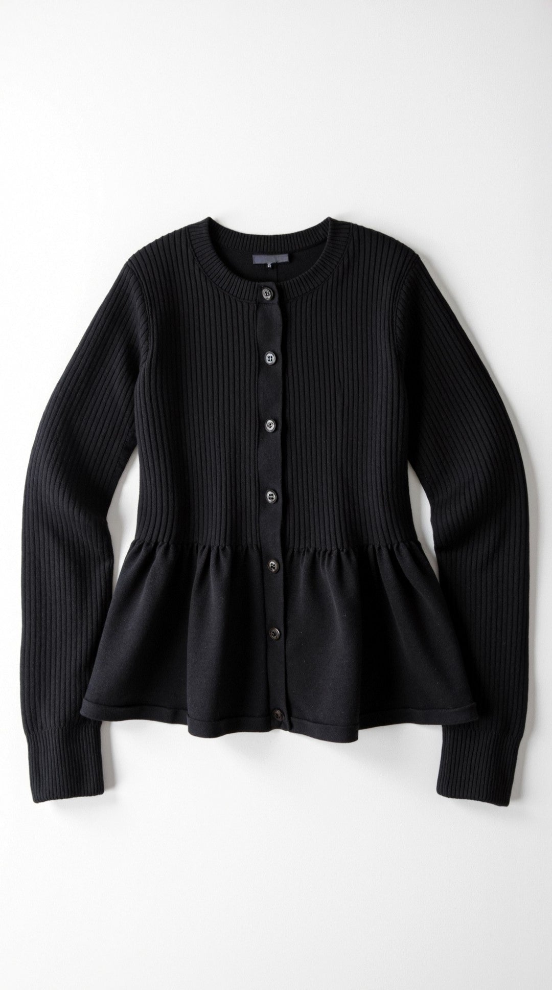 Cardigan lavorato a maglia con delicato volant e chiusura frontale