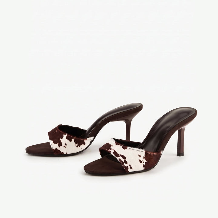 Mule sandali con tacco a spillo e stampa bovina