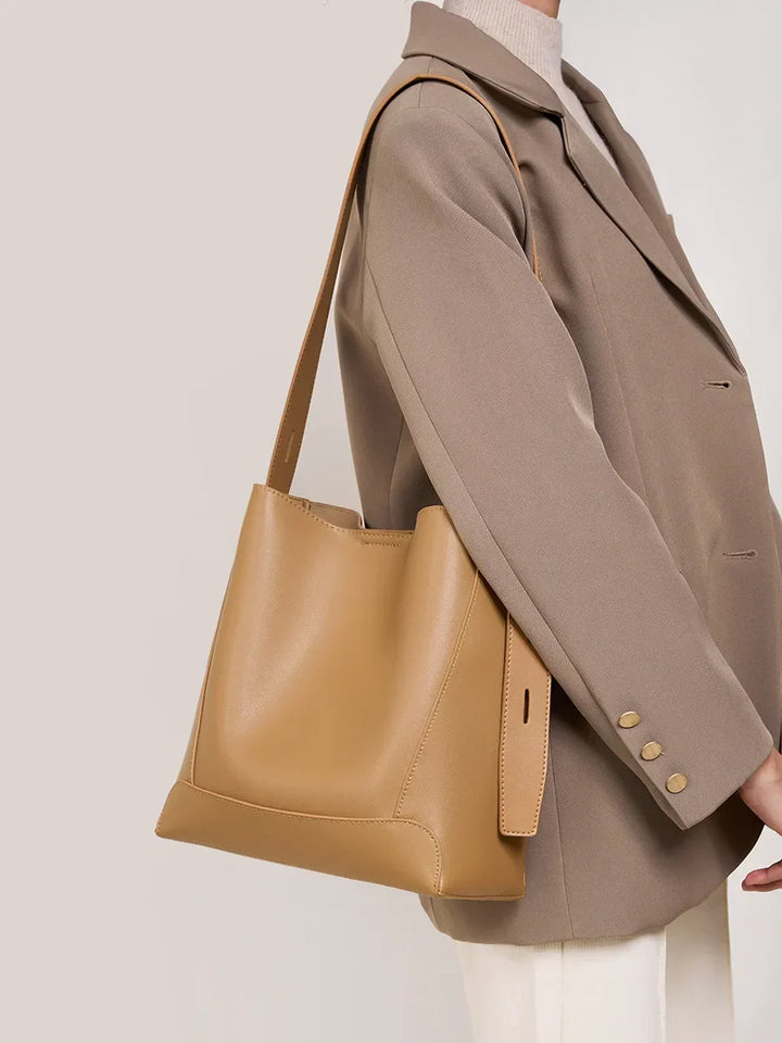Borsa tote di lusso con un aspetto liscio