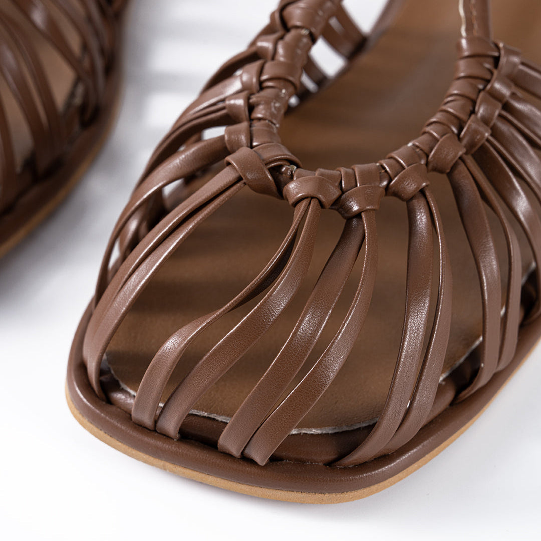 Sandali con dettagli intagliati