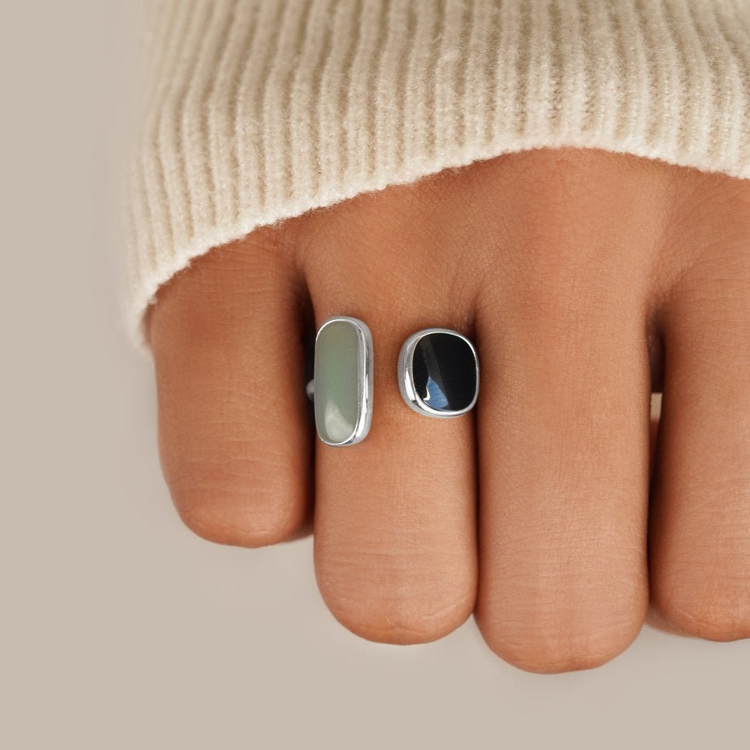 Anello avvolgente argento con dettaglio bluastro