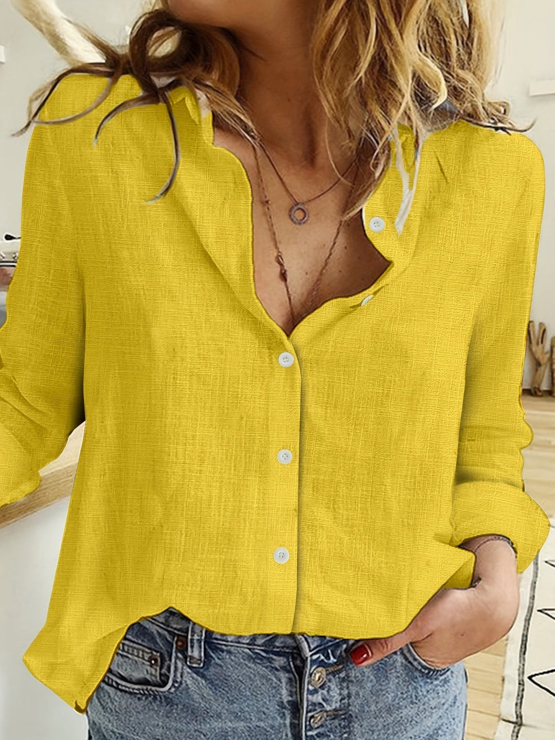 Camicia semplice ed elegante con maniche lunghe