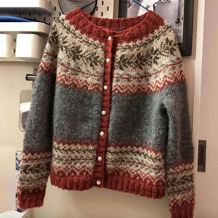 Cardigan lavorato a maglia con un motivo elaborato e un aspetto artigianale