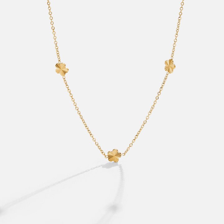 Collana a catena dorata con motivo floreale