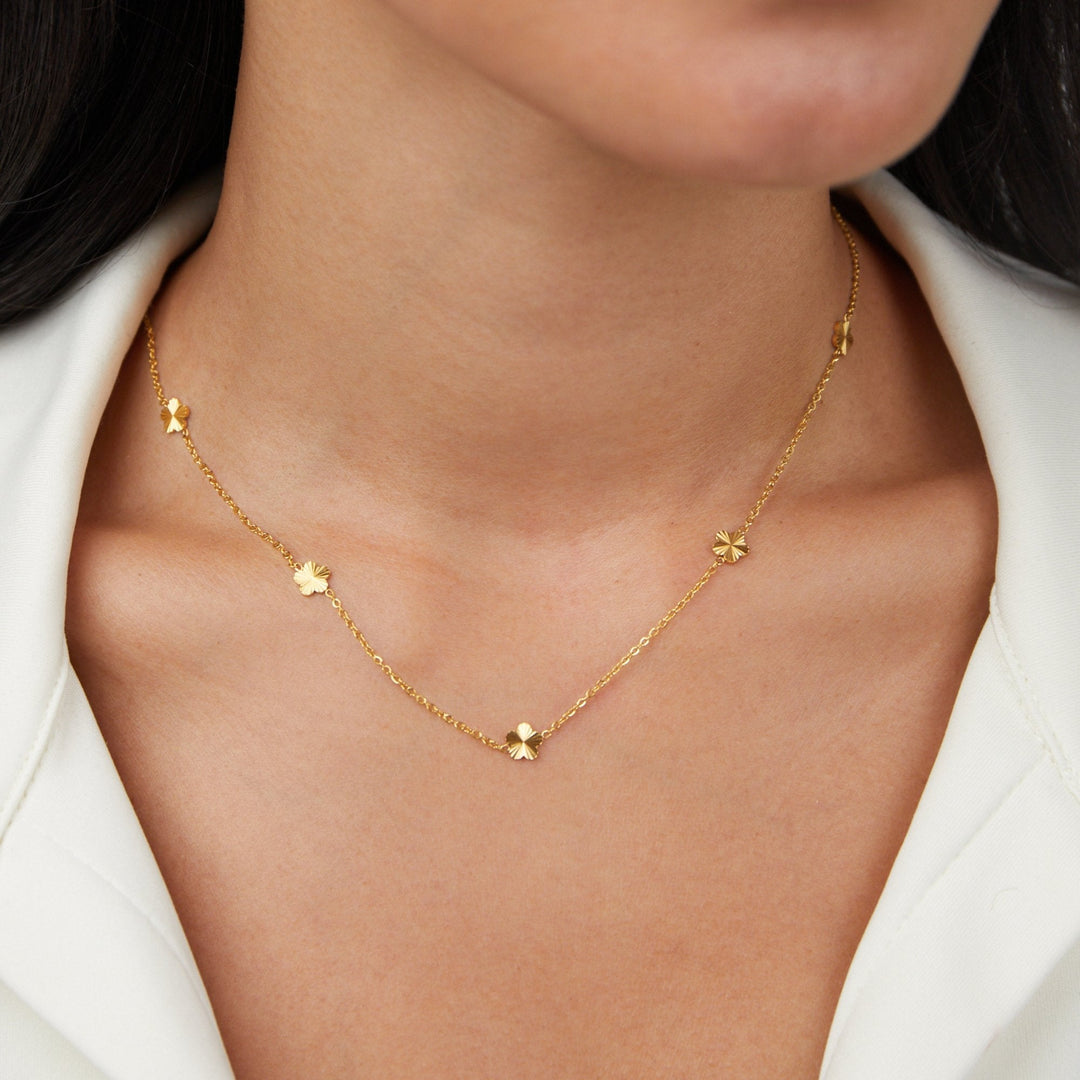 Collana a catena dorata con motivo floreale