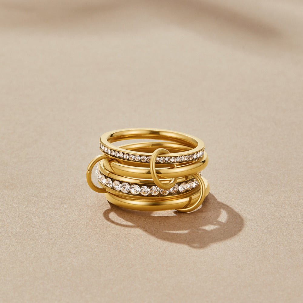 Anello in oro a strati con dettagli lucidi