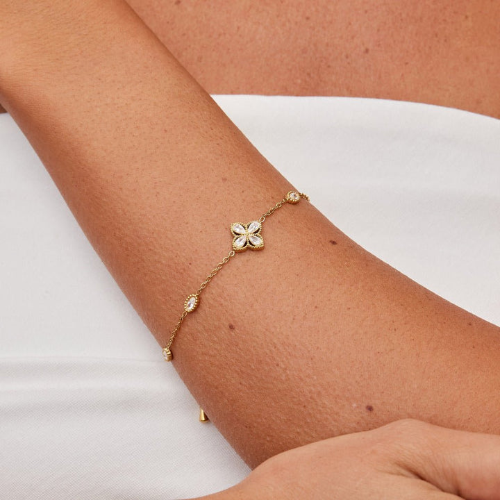 Bracciale con quadrifoglio e dettagli lucidi