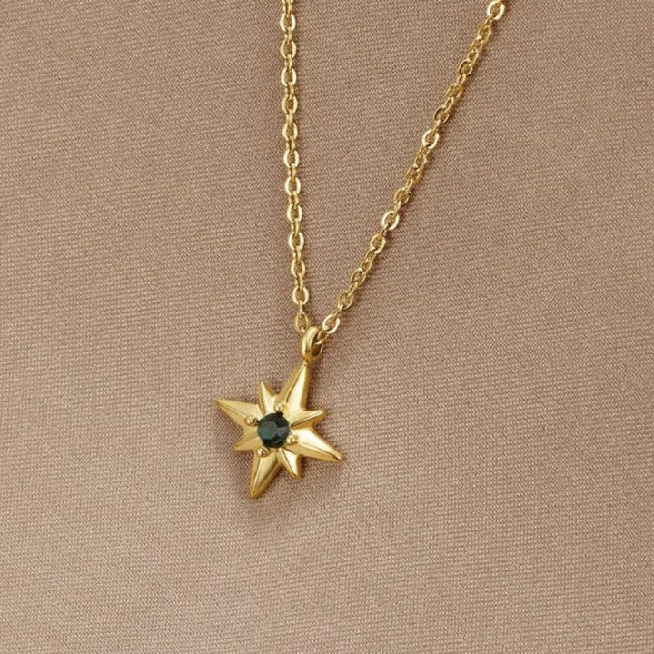 Collana con dettaglio verde, dettagli lucidi e stella