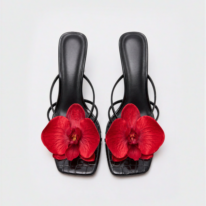 Sandali neri con tacco e fiore rosso