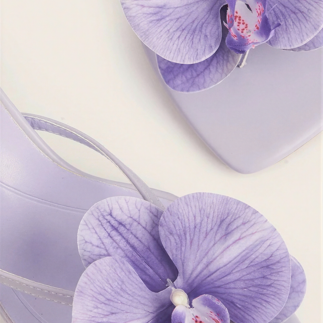 Sandali mule lilla con fiore e tacco basso